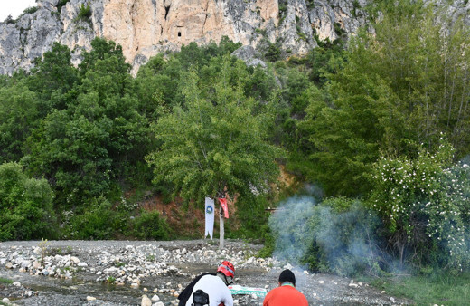 Bütün köy, kayadan akan bu balın peşinde ama bakmakla yetiniyorlar