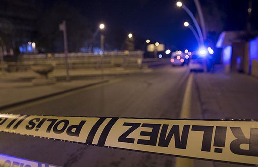 Korkunç kaza! Otomobil viyadük için açılan çukura düştü, ölenler var