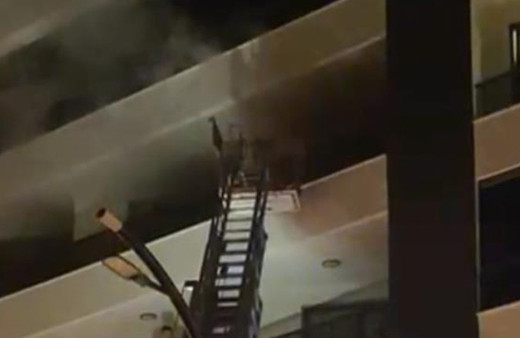 Eşini ve bebeğini odaya kilitleyen baba, evi ateşe verdi