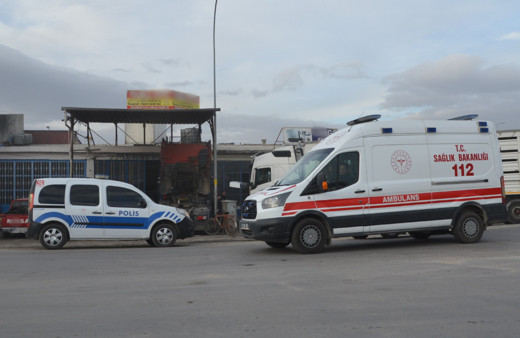 Tamir ettiği tırın kabininin altında kalan usta ağır yaralandı