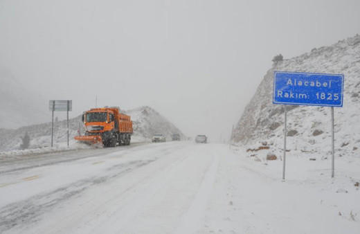 Antalya-Konya kara yolunda kar yağışı başladı!