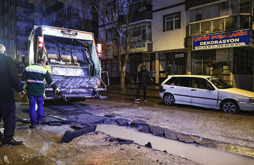 Ankara’da yağmur nedeniyle yol çöktü, çöp kamyonu askıda kaldı