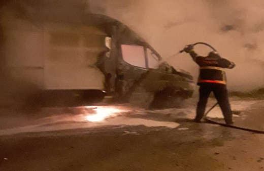 Yanan minibüs kullanılmaz hale geldi