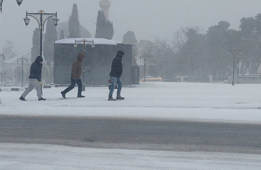 Tekirdağ'da yoğun kar tipiyle sürüyor: Vatandaşlar yürümekte güçlük çekti