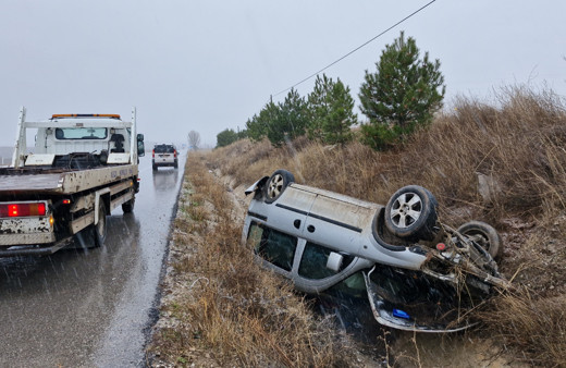 Kontrolden çıkan araç şarampole devrildi: Sürücü burnu bile kanamadan kurtuldu