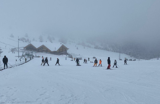Bolu'nun yükseklerinde kar yağışı: Kartalkaya'da kar kalınlığı 1 metreye ulaştı