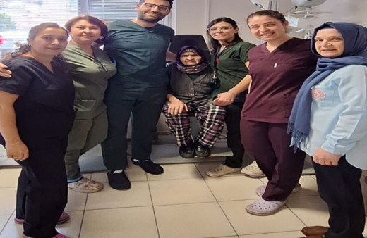 İki gözünde görme kaybı yaşayan yaşlı kadın tekrardan sağlığına kavuştu