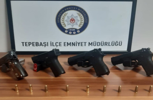 Şüpheli şahsın evinde çok sayıda tabanca ve fişek ele geçirildi