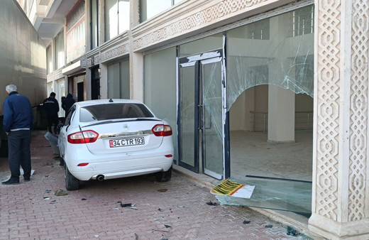 Mardin’de kontrolden çıkan tır, üç araç ve bir işyerine zarar verdi