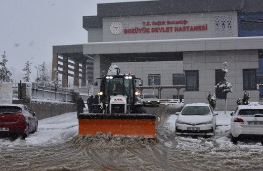 Bozüyük'te kar küreme, tuzlama ve kaldırım temizleme çalışmaları devam ediyor