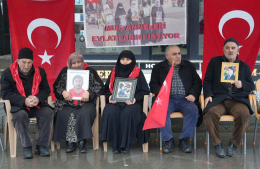 Soğuk havaya rağmen evlat nöbetine devam ediyorlar!