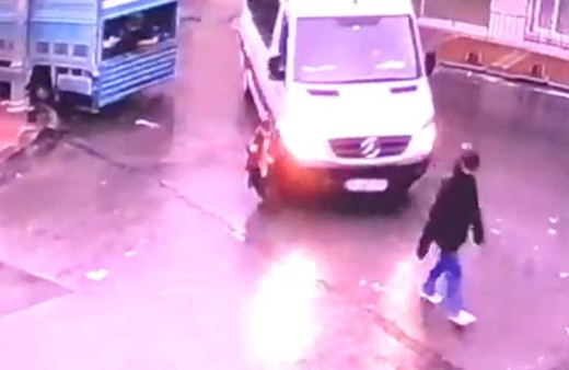 İstanbul'da kahreden görüntü! Servis aracının altında kalan çocuk öldü