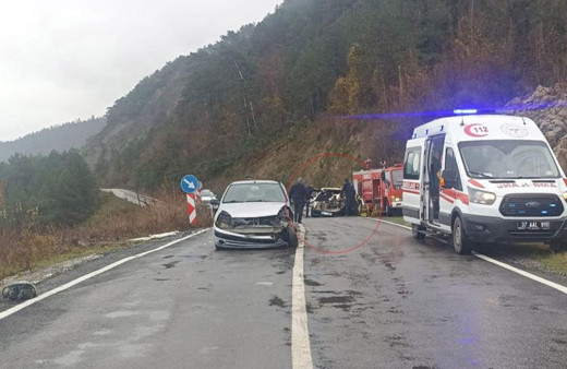 Kafa kafaya çarpıyan otomobil hurdaya döndü! Sürücüyü itfaiye kurtardı!