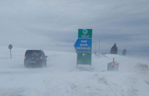 Kar yağışı nedeniyle araçlar yolda kaldı!