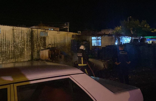 Otoparktaki konteynerler alev aldı, yangın büyümeden söndürüldü