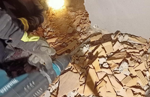 Babaeski'de iki duvar arasına sıkışan köpeği itfaiye kurtardı