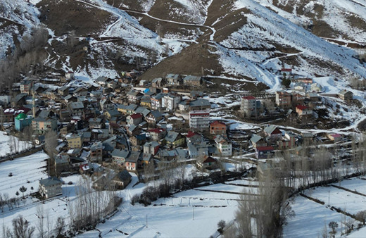 Bayburt'ta bu köyde herkes birbirine düştü küslük oldu aday krizini böyle aştılar şimdi herkes mutlu
