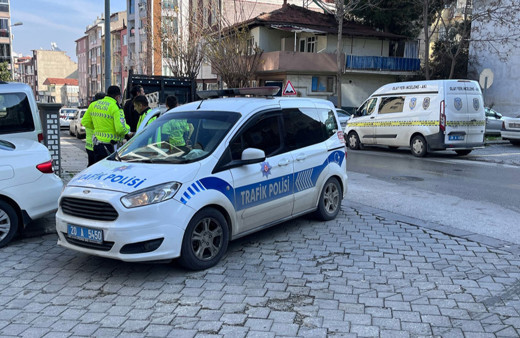 Karşıya geçmeye çalışırken, kamyonetin altında kaldı!