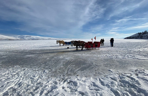 Çıldır Gölü’nde atlı kızak keyfi başlıyor