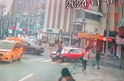 Otomobil, yaya geçidindeki yayaya çarptı!