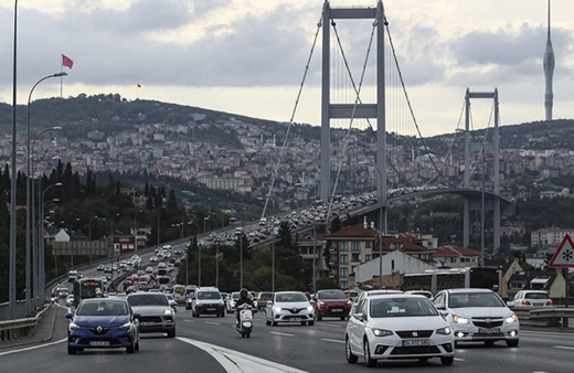 İstanbul'da metrobüs köprüde bozulunca trafik kilitlendi!
