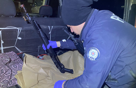 Adıyaman’da bir kişi aracında kendini vurdu