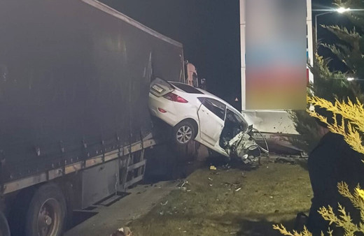 Park halindeki tıra çarpan otomobil hurdaya döndü: 2 yaralı