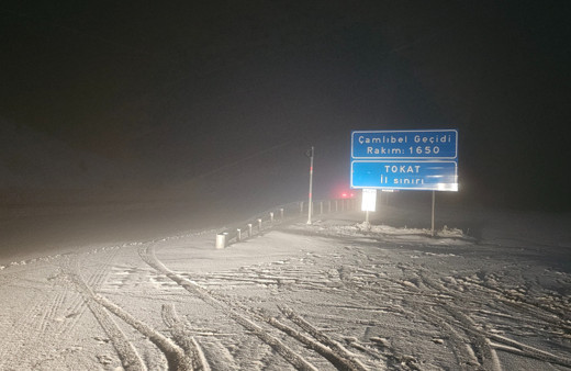 Tokat Çamlıbel’de sis ve kar yağışı etkili oldu