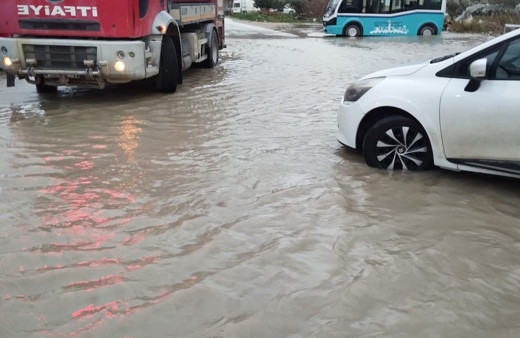 Samandağ’da şiddetli yağış hayatı olumsuz etkiledi