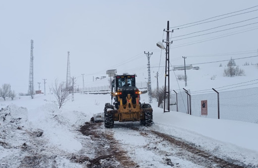 Hakkari’de karla mücadele çalışmaları aralıksız sürüyor