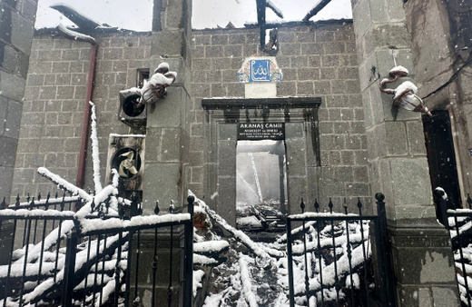 Tarihi cami yangın sonrası kullanılamaz hale geldi