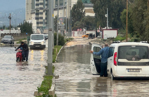 Hatay'da sağanak yağış hayatı olumsuz etkiledi