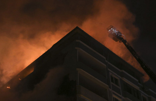 İstanbul'da 3 binayı etkileyen yangın söndürüldü!