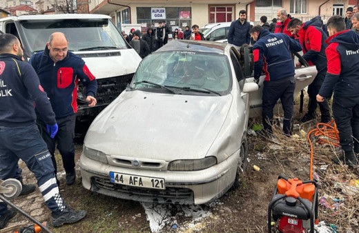 Sivas'ta minibüsle otomobil çarpıştı: 5 kişi yaralandı!