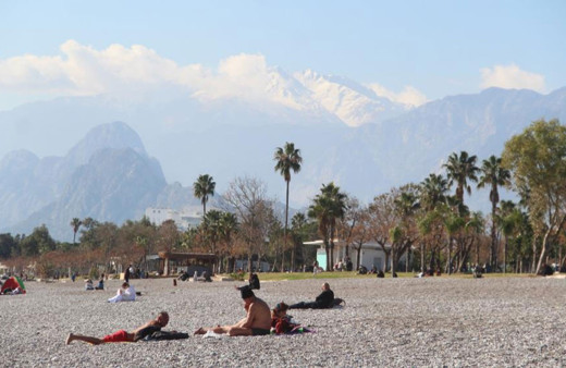 Doğuda kar esareti var, Antalya'da ise 20 derecede deniz keyfi!