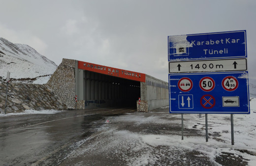 Van-Bahçesaray Karabet Geçidi'nde kar kalınlığı 2 metre 64 santimetreye ulaştı