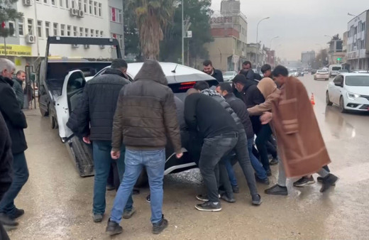 Kaza yapan aracı sallaya sallaya çekiciye yüklemeye çalıştılar