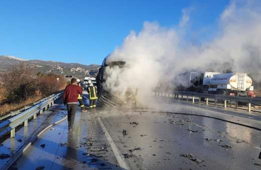 Burdur’da seyir halindeki tır yanarak kullanılamaz hale geldi