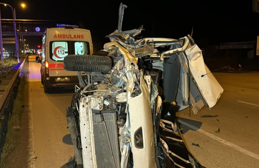 TIR'a çarpan ticari araç hurdaya döndü: 1 ölü, 1 yaralı!