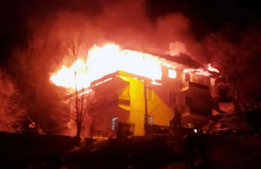 Evin terası ve çatı katı alevlere teslim oldu