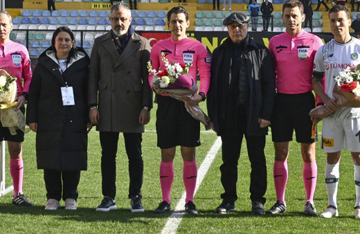 Hakem Halil Umut Meler sevgi gösterisiyle karşılandı