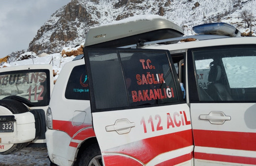 Eruh'ta kardan mahsur kalan hasta çift, sağlık ekiplerine teslim edildi