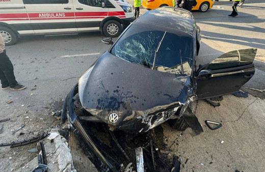İstanbul'da istinat duvarına çarpan otomobilin sürücüsü yaralandı