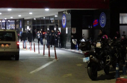 Şüpheli aracı kovalayan motosikletli polis ekibi kaza yaptı