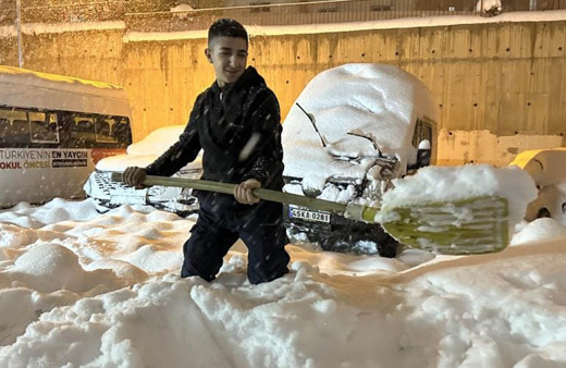 Kar kalınlığı 40 santimetreyi buldu, araçlar kara gömüldü