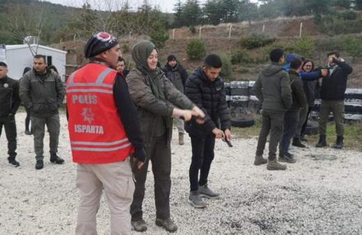 Orman muhafaza memurlarına silah kullanma eğitimi