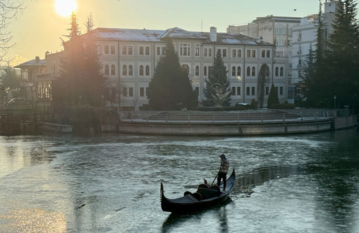 Eskişehir'de Porsuk Çayı'nın yüzeyi buz tuttu!