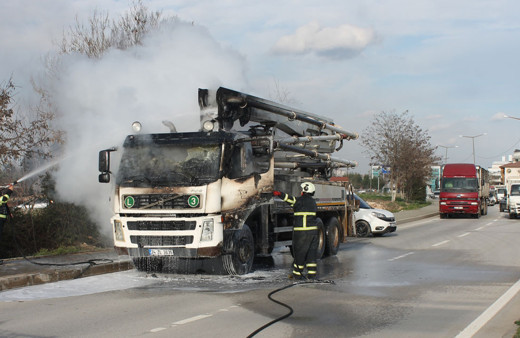 Seyir halindeki beton mikseri alev aldı!