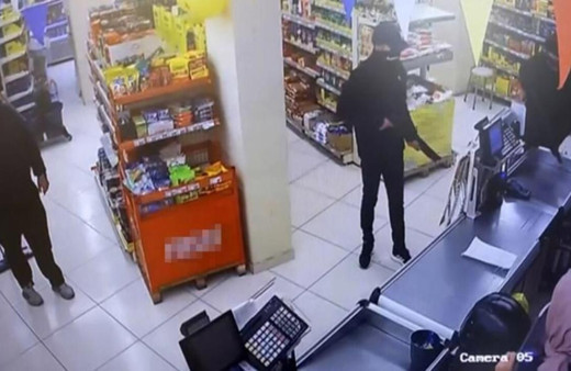 Markete pompalı tüfekle giren gaspçıları paspasla kovaladı