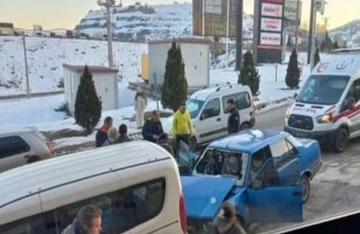 Otomobil park halindeki araçlara çarptı, 2 yaralı